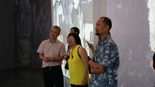 Bà Đặng Thị Khuê (người tổ chức triển lãm đầu tiên cho Danh hoạ Bùi Xuân Phái vào năm 1984) xúc động khi xem triển lãm đa phương tiện Bùi Xuân Phái với Hà Nội.